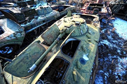 Chùm ảnh đẹp long lanh chụp bên trong “nghĩa địa” xe tăng ở Nga - Ảnh 3.