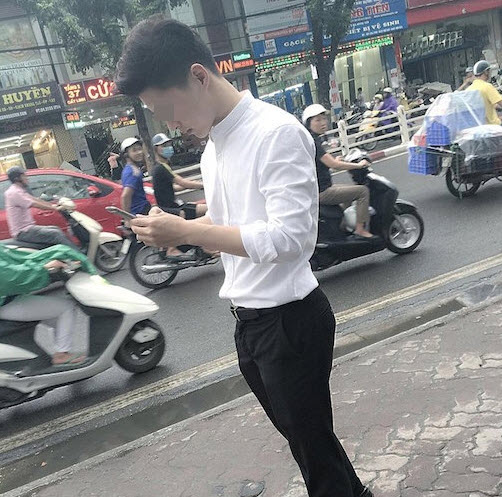 2 hot boy bất chấp nguy hiểm bắt Pokemon giữa đường Hà Nội - Ảnh 3.