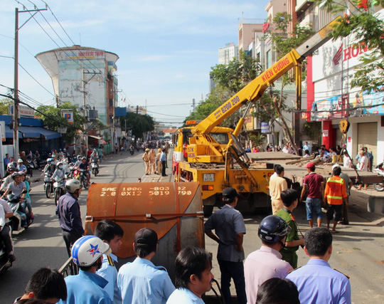 Xe container cuốn 2 xe máy, tông sập cửa công ty, 1 người chết - Ảnh 2.