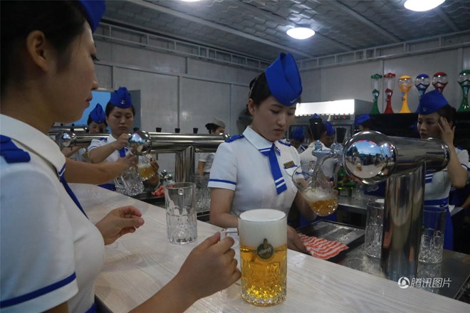 [Photo] Có gì đặc biệt trong lễ hội bia đầu tiên của Triều Tiên - Ảnh 3.