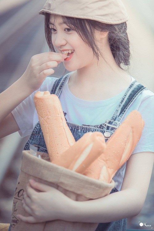 Bộ ảnh Cô gái bán bánh mỳ xinh đẹp thu hút mọi ánh nhìn - Ảnh 3.