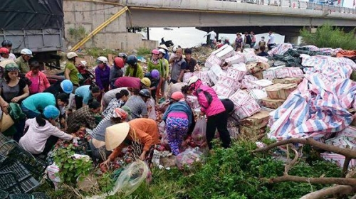 Ô tô chở hàng lật dưới chân cầu và hành động bất ngờ của người dân - Ảnh 3.