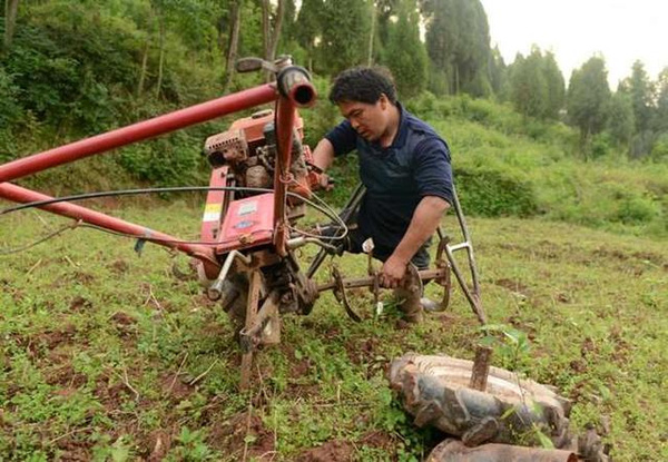 Những gì người đàn ông nghèo, cụt chân này làm cho vợ hơn hẳn ngàn lần các anh soái ca - Ảnh 3.