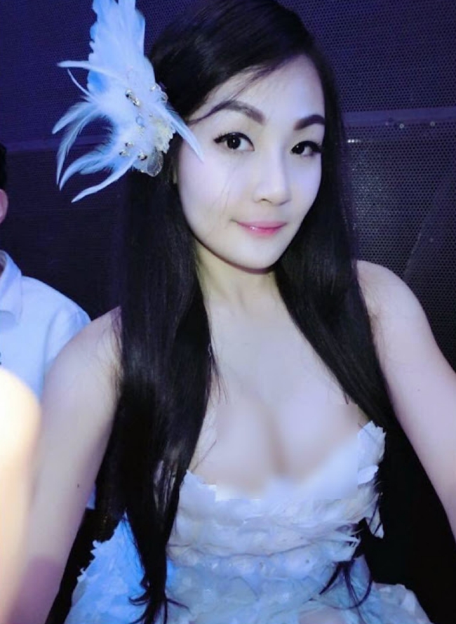 Hình ảnh phản cảm của hot girl Thái từng mặc đồ cử nhân quỳ lạy mẹ là công nhân vệ sinh - Ảnh 3.
