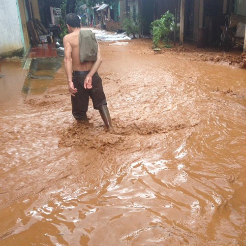 Mưa lớn quây trường học, phụ huynh hốt hoảng lội nước tìm con - Ảnh 2.