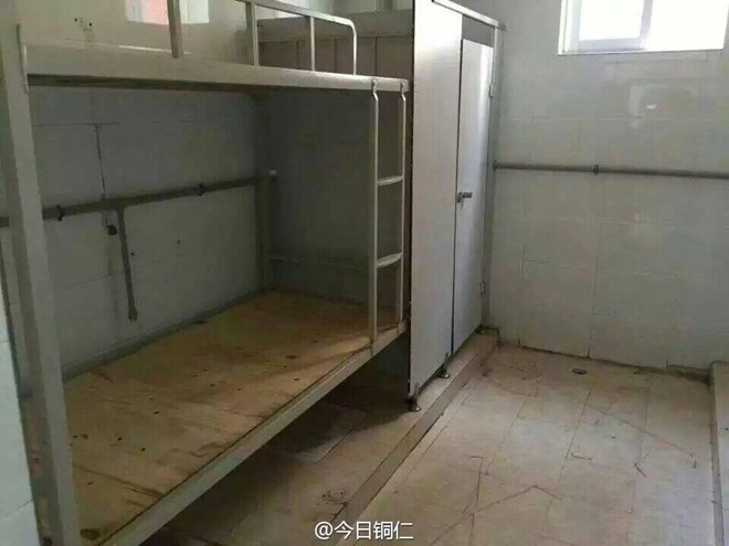 Trường học Trung Quốc gây sốc khi xếp học sinh ngủ tại nhà vệ sinh - Ảnh 2.