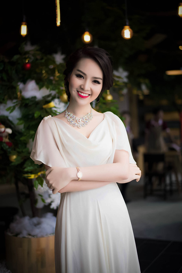 MC xinh đẹp trong đêm chung kết Hoa hậu Việt Nam 2016 là ai? - Ảnh 2.