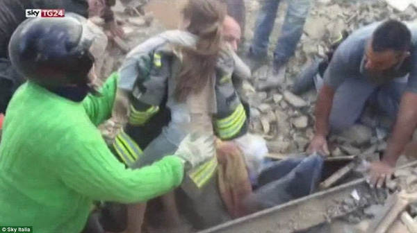 Cô bé còn sống, khoảnh khắc vỡ òa cứu bé gái bị vùi 17 giờ sau động đất ở Italy - Ảnh 3.