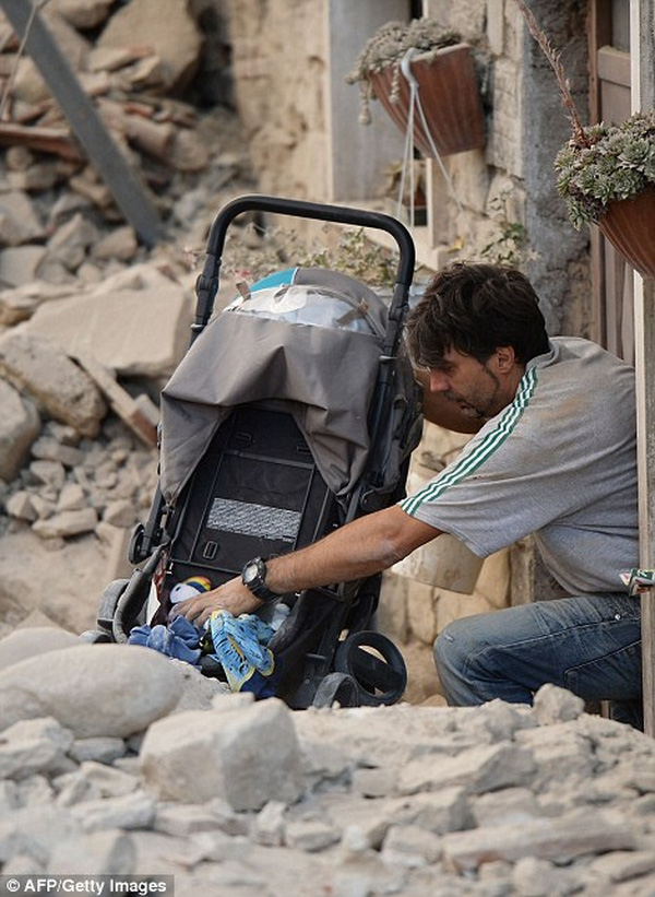 Cô bé còn sống, khoảnh khắc vỡ òa cứu bé gái bị vùi 17 giờ sau động đất ở Italy - Ảnh 8.