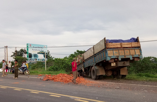 Tai nạn liên hoàn, tài xế tử vong - Ảnh 2.