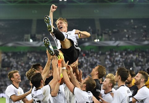 Schweinsteiger BẬT KHÓC trong trận đấu cuối cùng với ĐT Đức - Ảnh 3.