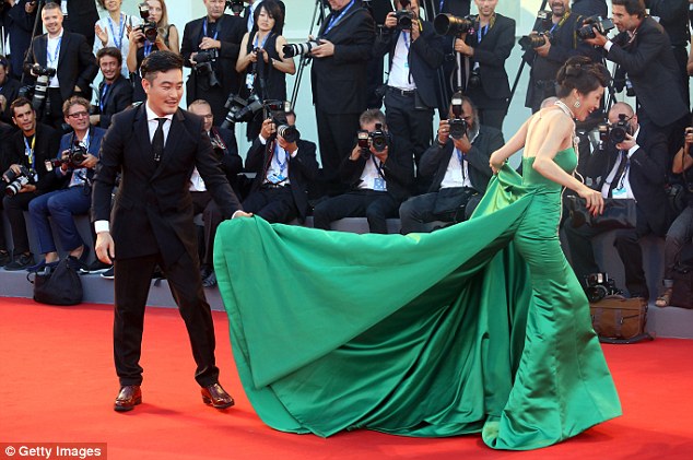 Nữ diễn viên Hàn Quốc ngã sấp mặt trên thảm đỏ LHP Venice - Ảnh 3.