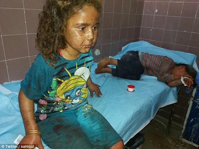 Đây là Syria, không phải Việt Nam - Loạt ảnh xé lòng về những đứa trẻ bị thiêu đốt trong trận không kích bằng napalm - Ảnh 3.