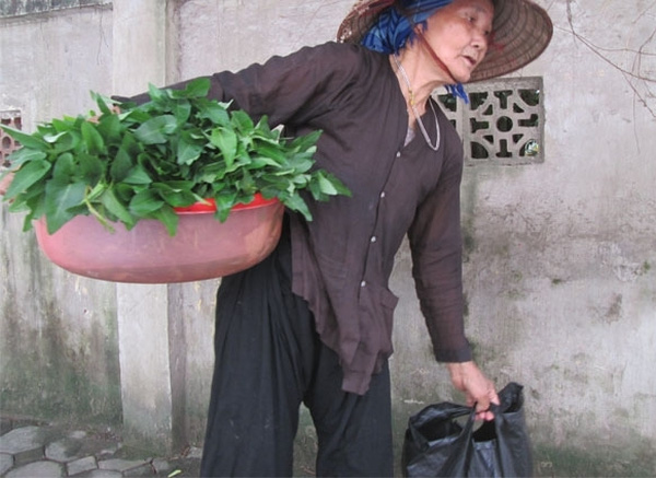 Đắng cay người mẹ nghèo mang mớ rau miếng thịt lên thành phố, bị con gái xua đuổi - Ảnh 3.