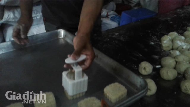 Đột nhập quy trình làm bánh nướng siêu hot 4.000 đồng/chiếc - Ảnh 4.