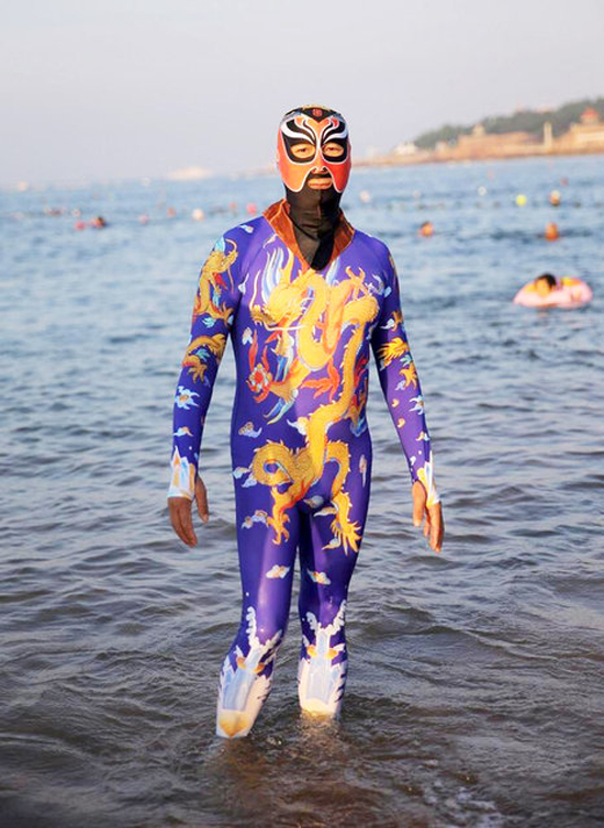 Dân Trung Quốc mặc đồ bơi đi biển trông như đi diễn tuồng - Ảnh 3.