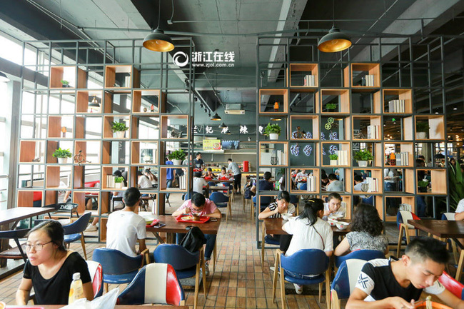Trường đại học Trung Quốc gây sốt vì khu canteen sạch đẹp như nhà hàng 5 sao - Ảnh 3.