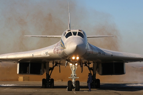 [VIDEO] Tiếp liệu trên cao 5.000 m cho Tu-160 Nga đang bay 600 km/h - Ảnh 3.