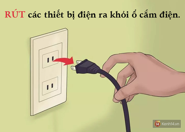 Đừng chỉ lo hỏng xe, điện giật ngày mưa cũng rất nguy hiểm nên phải nhớ kĩ những điều này - Ảnh 2.