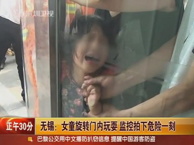 Hoảng hồn trước những chiếc cửa xoay tử thần với lũ trẻ nghịch ngợm ở Trung Quốc - Ảnh 5.