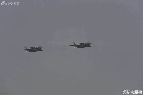 [ẢNH] Siêu tiêm kích J-20 của Trung Quốc xuất đầu lộ diện - Ảnh 3.