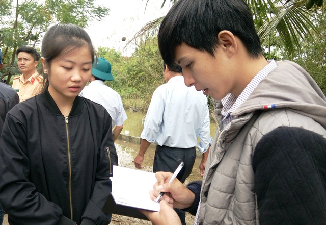 Học sinh thả bánh sinh nhật xuống dòng nước lũ để tìm bạn mất tích - Ảnh 3.