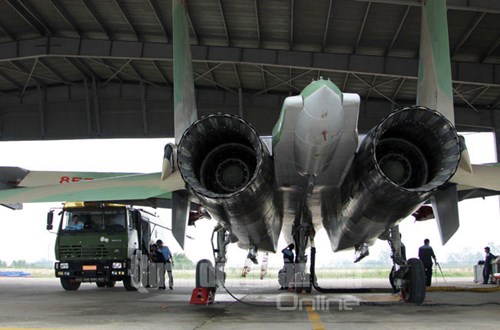 Công phu với những chuyến bay tiêm kích đa năng Su-30MK2 - Ảnh 4.