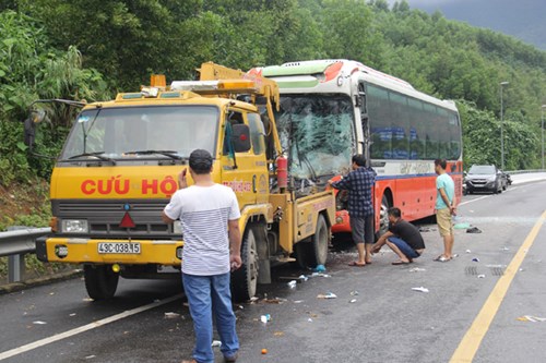 Tông xe liên hoàn trên đường dẫn hầm Hải Vân - Ảnh 3.