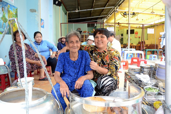 80 năm thăng trầm, gánh cháo lòng dồi chiên trứ danh đường Cô Giang vẫn hút hồn người Sài Gòn - Ảnh 4.