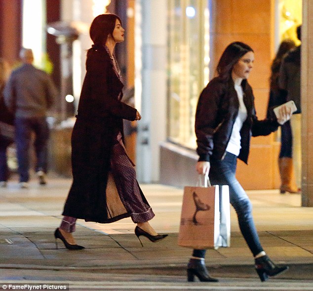 Selena Gomez chứng minh: Đã đẹp thì mặc đồ ngủ ra đường cũng đẹp! - Ảnh 4.