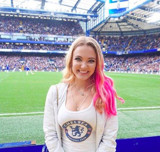 Fan nữ Chelsea gây sốt trong trận hòa thất vọng của Man Utd vì... quá đẹp - Ảnh 4.
