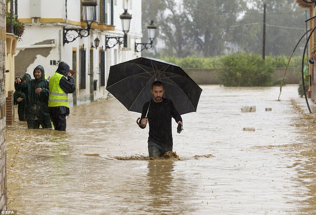Chùm ảnh: Trận lụt khủng khiếp nhất suốt 27 năm qua ở Tây Ban Nha - Ảnh 4.