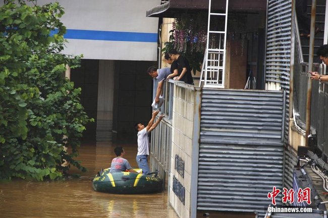 Chùm ảnh: Cảnh tượng lụt lội khủng khiếp ở Trung Quốc - Ảnh 31.