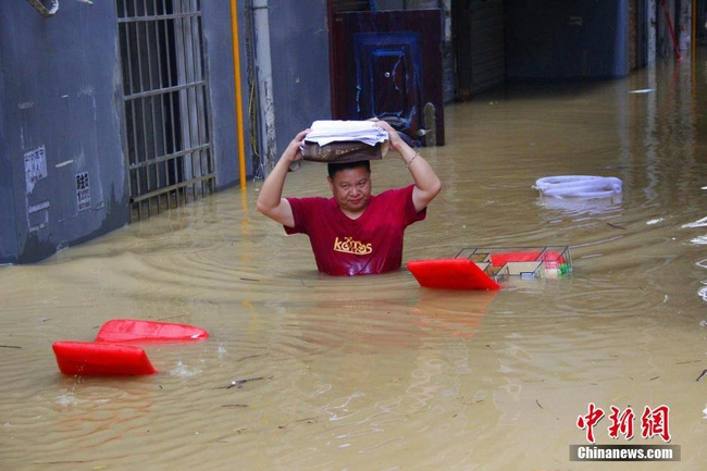 Chùm ảnh: Cảnh tượng lụt lội khủng khiếp ở Trung Quốc - Ảnh 32.