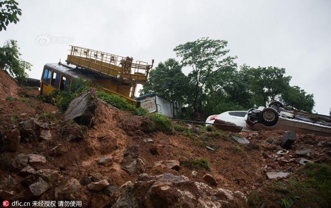 Chùm ảnh: Cảnh tượng lụt lội khủng khiếp ở Trung Quốc - Ảnh 35.