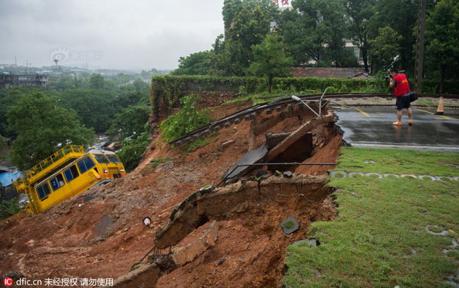 Chùm ảnh: Cảnh tượng lụt lội khủng khiếp ở Trung Quốc - Ảnh 36.