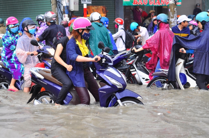 Biên Hòa trong biển nước, dân bì bõm về nhà - Ảnh 3.