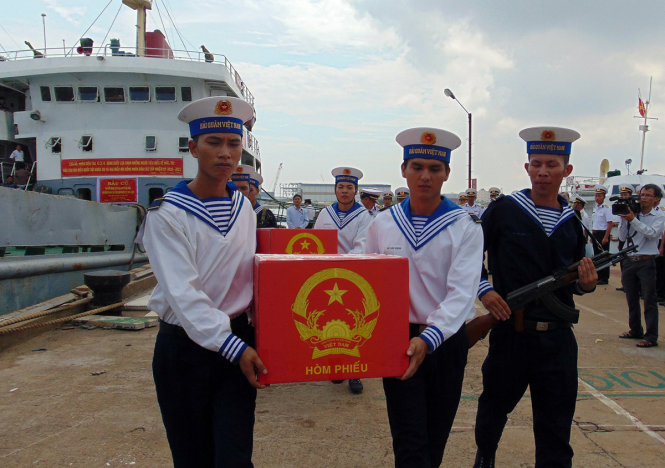 Tàu hải quân đưa phiếu cử tri từ Biển Đông về bờ an toàn - Ảnh 3.