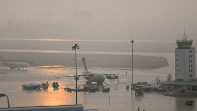 Máy bay không quân Mỹ xuống Tân Sơn Nhất trong mưa lớn - Ảnh 4.