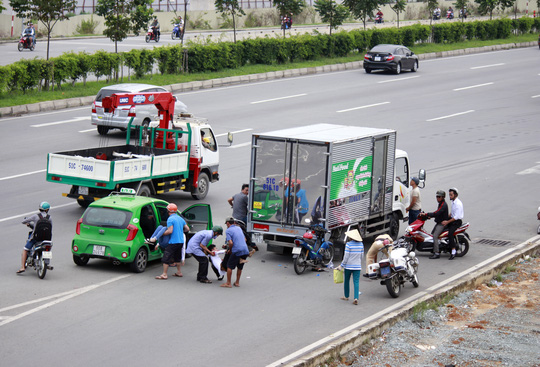 Nhiều xe con dửng dưng, bỏ mặc đôi nam nữ đang nguy kịch - Ảnh 3.