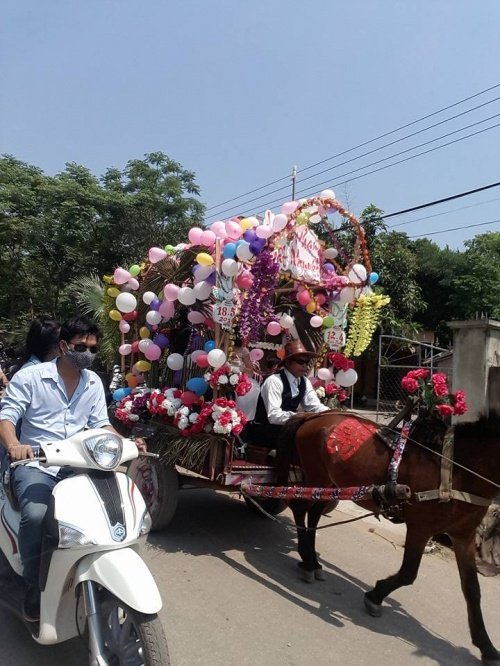 Đám cưới rước dâu bằng xe ngựa kéo độc đáo ở Hà Tĩnh - Ảnh 4.