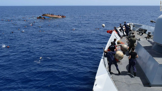 Cận cảnh tàu chở gần 600 người lật úp trên Địa Trung Hải - Ảnh 4.