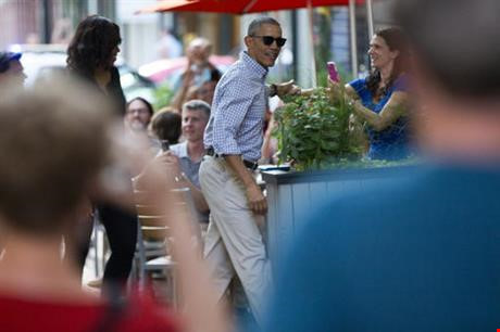 Ông Obama hẹn hò cùng vợ ở nhà hàng Mexico sau khi về nước - Ảnh 4.