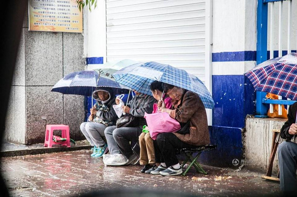 Bố mẹ khốn khổ dựng lều, chầu chực 4 ngày đêm để đăng ký học... mầm non cho con - Ảnh 4.