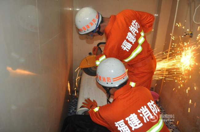 Máy giặt nuốt người tại Trung Quốc : Thò đầu kiểm tra máy giặt, bị hút luôn vào trong rút mãi không ra - Ảnh 4.
