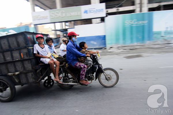 Không có hè, cũng chẳng có Tết thiếu nhi, những đứa trẻ này vẫn hồn nhiên mưu sinh giữa dòng đời - Ảnh 4.