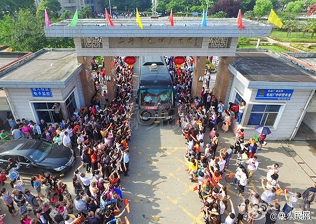 Choáng trước cảnh tượng hàng chục ngàn phụ huynh Trung Quốc tiễn con lên đường đi thi Đại học - Ảnh 4.
