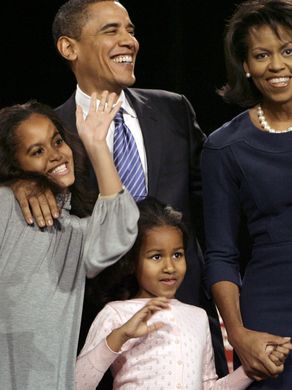 Ông Obama “nghỉ việc” đi dự lễ tốt nghiệp của con gái - Ảnh 4.