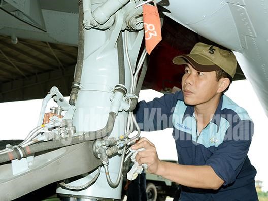 Công tác bảo đảm kỹ thuật cho tiêm kích Su-30MK2 trước giờ cất cánh - Ảnh 4.