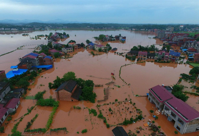 Chùm ảnh: Cảnh tượng lụt lội khủng khiếp ở Trung Quốc - Ảnh 4.